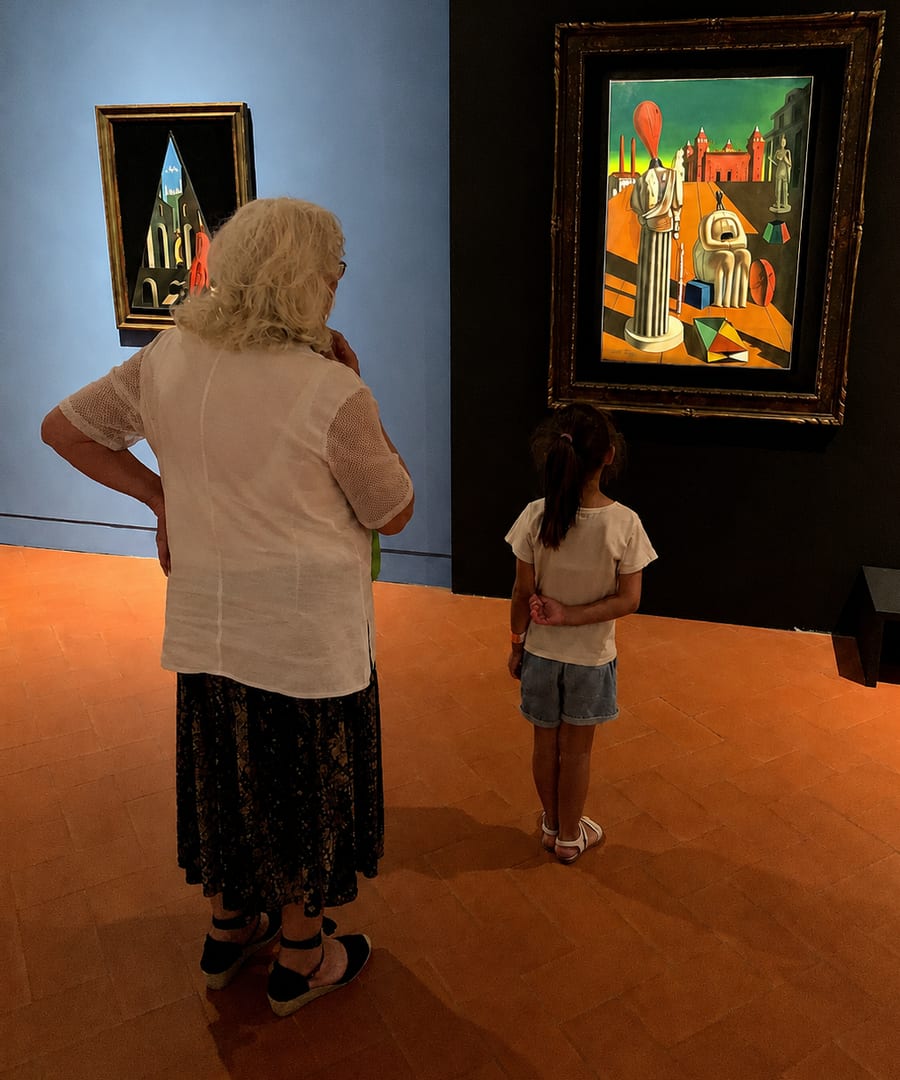 Bruna e la nipote Olivia nel 2021, davanti a due opere di De Chirico