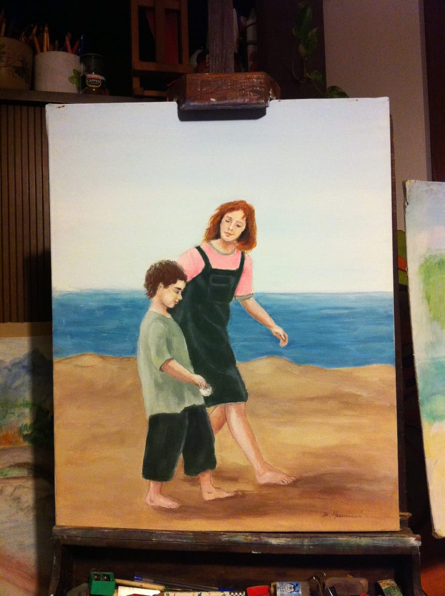 Donna e bambino sulla spiaggia